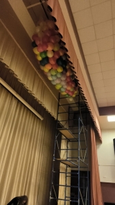 сброс 300 воздушных шаров в школе