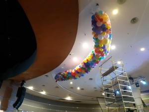 Сброс 600 разнокалиберных шаров с потолка